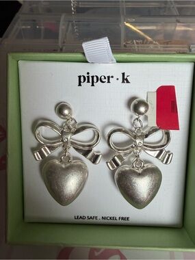 Piper•k Silver Bow & Heart Drop Earrings - Shiny Silver Finish